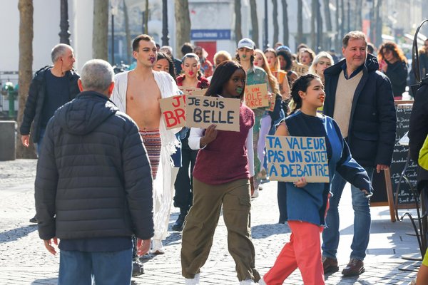 Découvrir la fabrication d'éventail en tissu: élégance et artisanat